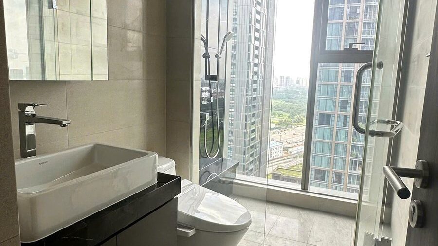 Phòng tắm kính căn hộ 2PN Tilia nhìn ra thành phố