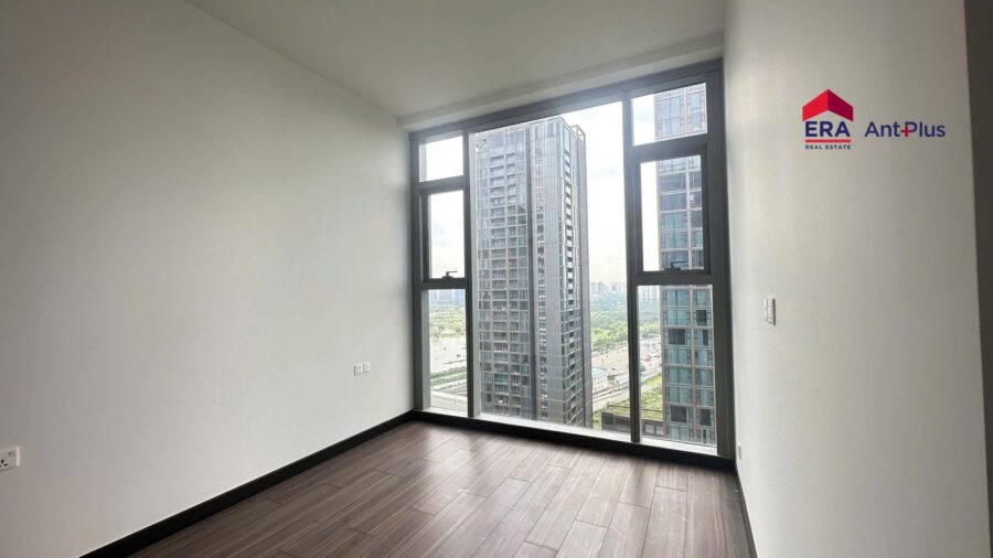 Phòng ngủ căn hộ 2PN Tilia với cửa kính nhìn ra các tòa tháp