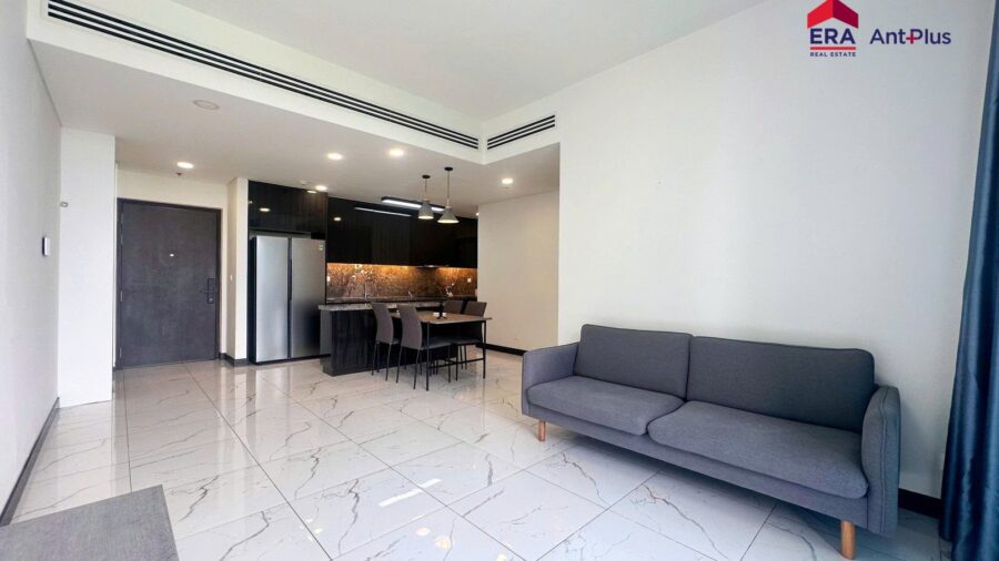 Phòng khách căn hộ Tilia với sofa xám và sàn đá trắng