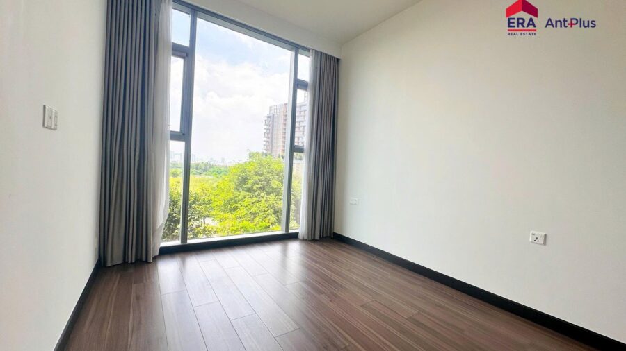 Phòng ngủ căn hộ Tilia có cửa kính nhìn ra cây xanh