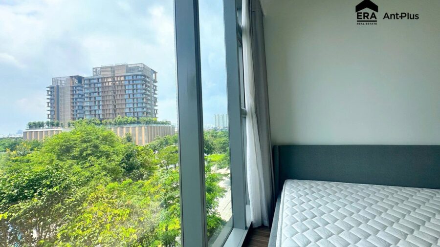 View cây xanh và tòa nhà Empire City từ phòng ngủ căn hộ Tilia