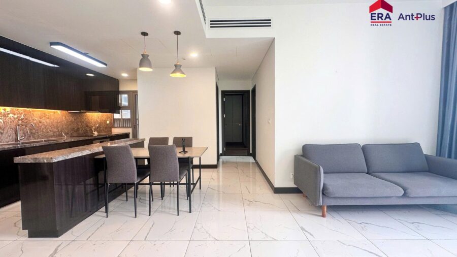Phòng khách sofa xám và bếp căn hộ 2 phòng ngủ Tilia full nội thất