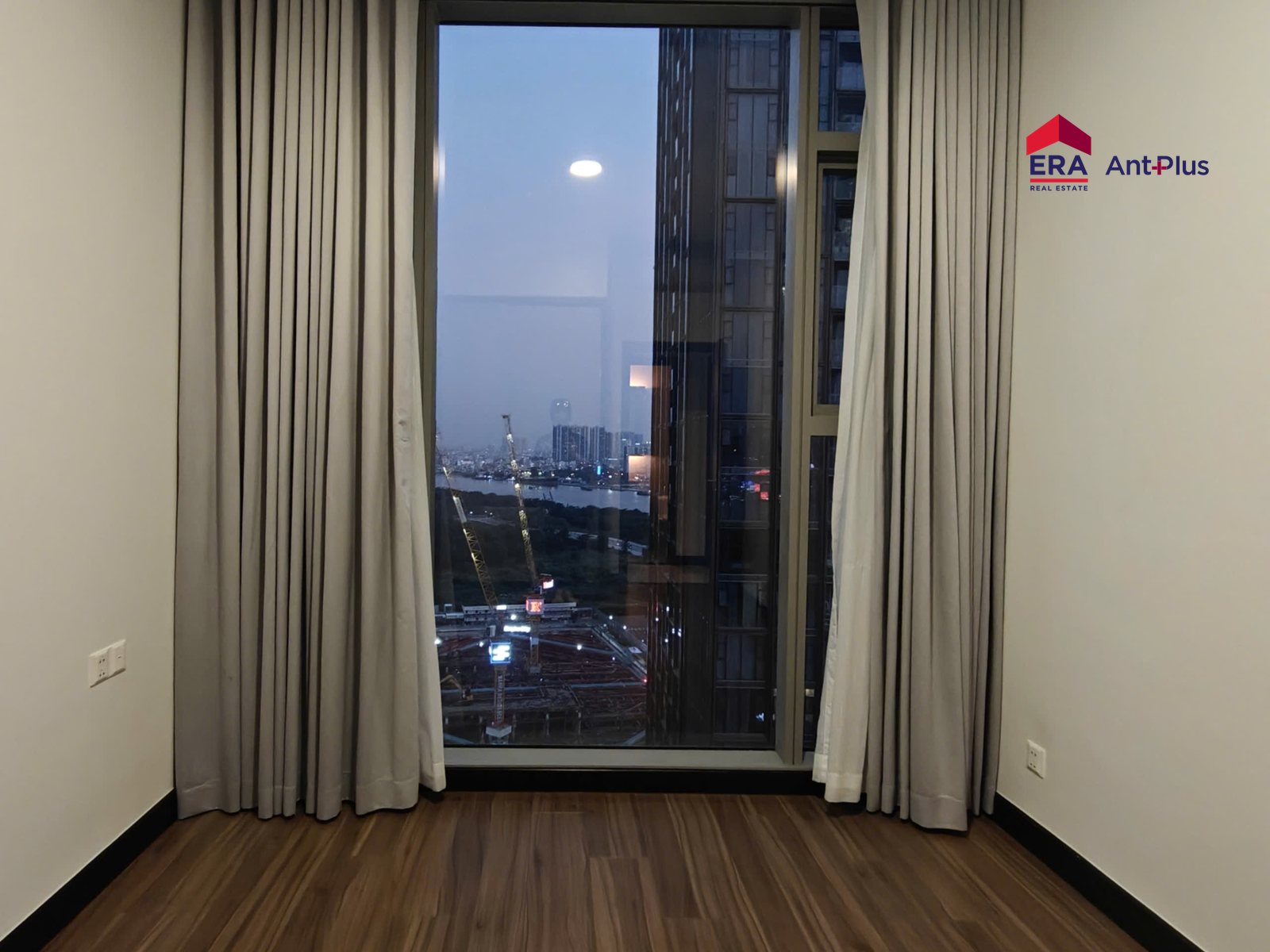 Phòng ngủ căn hộ Tilia 98m2 nhìn ra thành phố lúc chiều tối