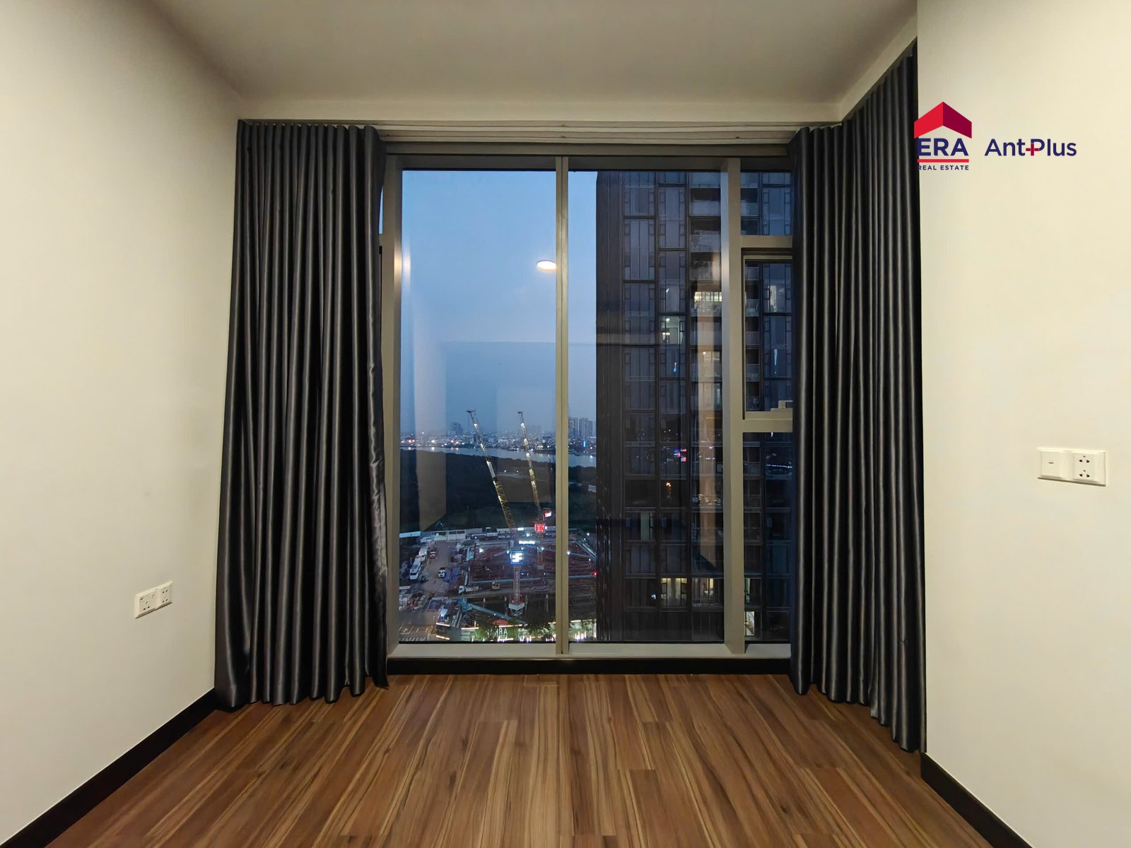Phòng ngủ có cửa kính lớn nhìn ra tòa tháp, căn hộ Tilia