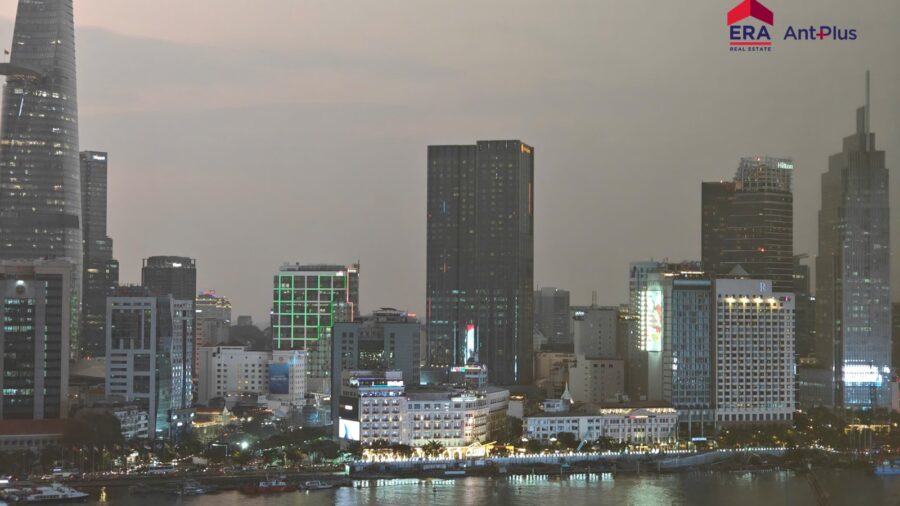 View trung tâm Quận 1 và sông Sài Gòn về đêm từ căn hộ Tilia