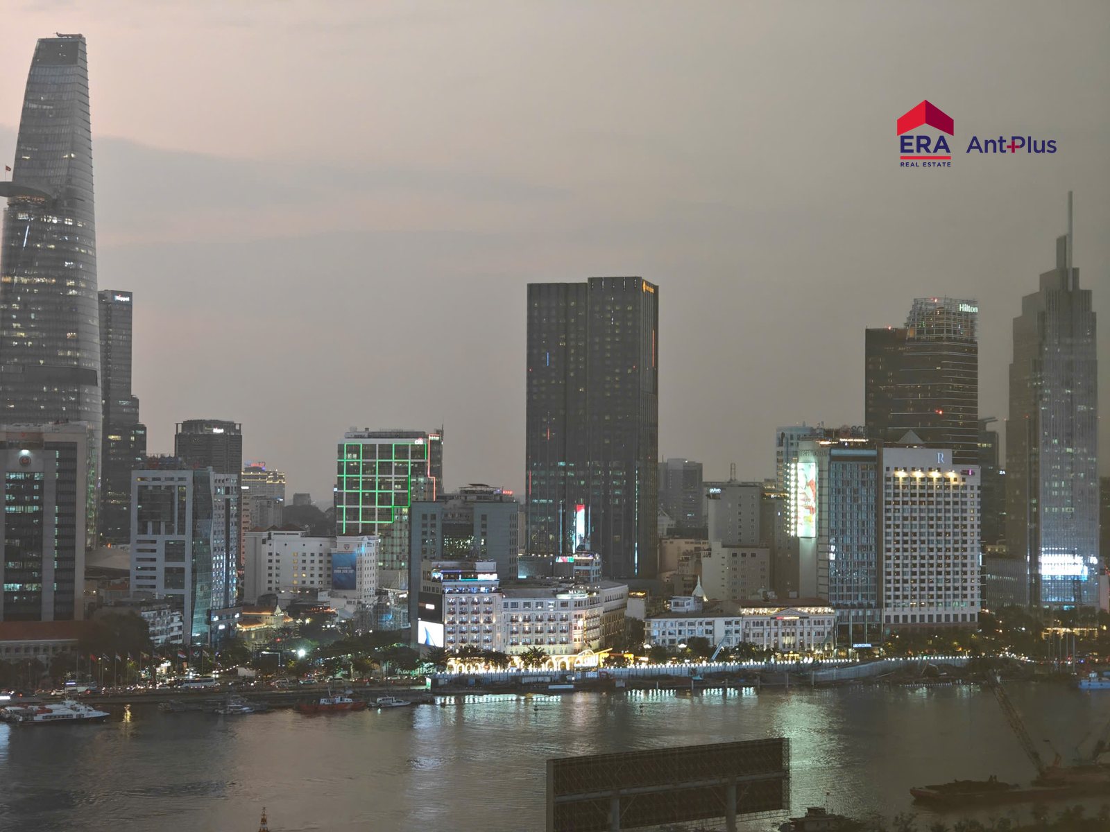 View trung tâm Quận 1 và sông Sài Gòn về đêm từ căn hộ Tilia
