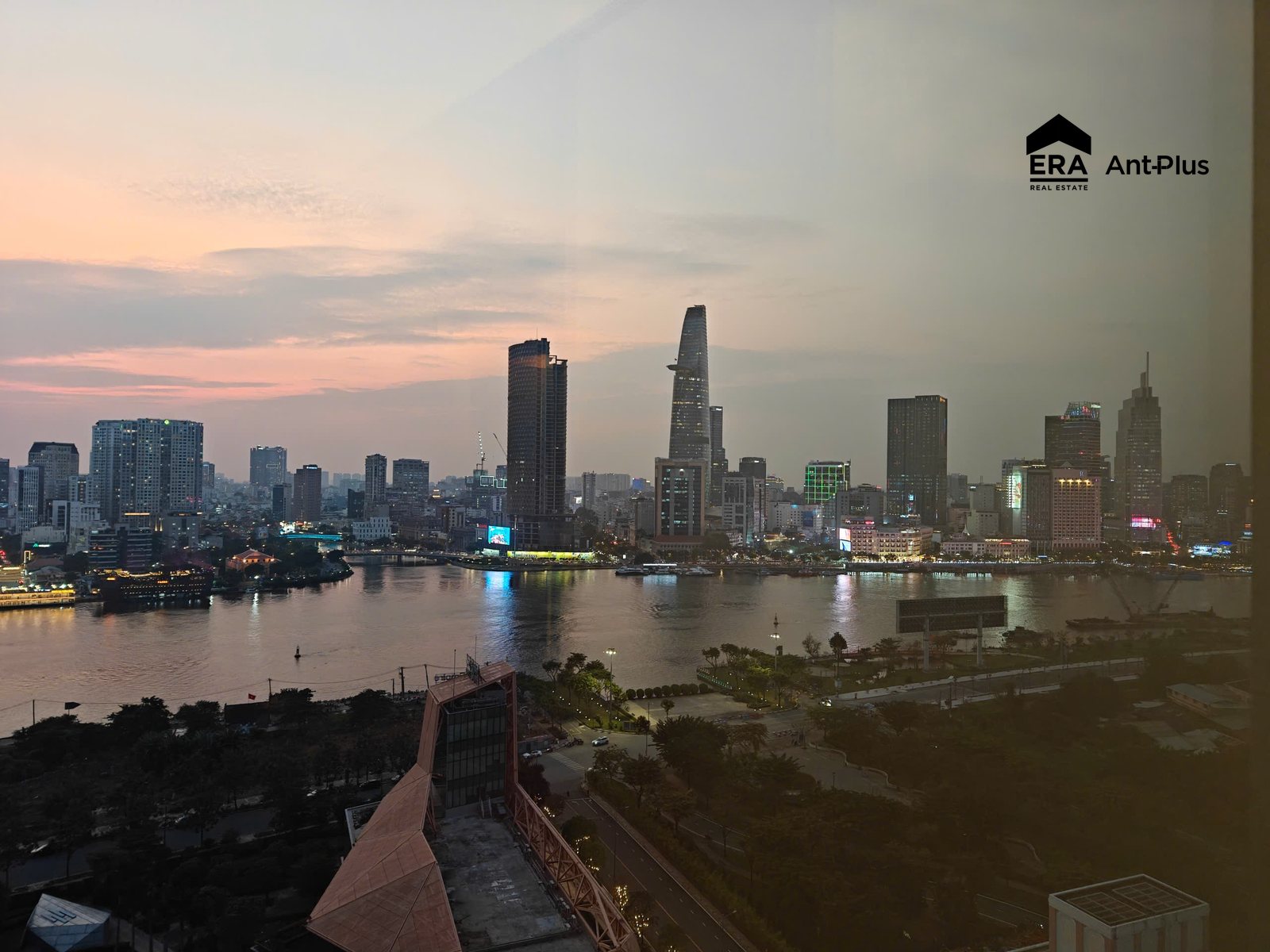 Căn hộ Tilia 98m2 view sông: sông Sài Gòn và tháp Bitexco lúc hoàng hôn