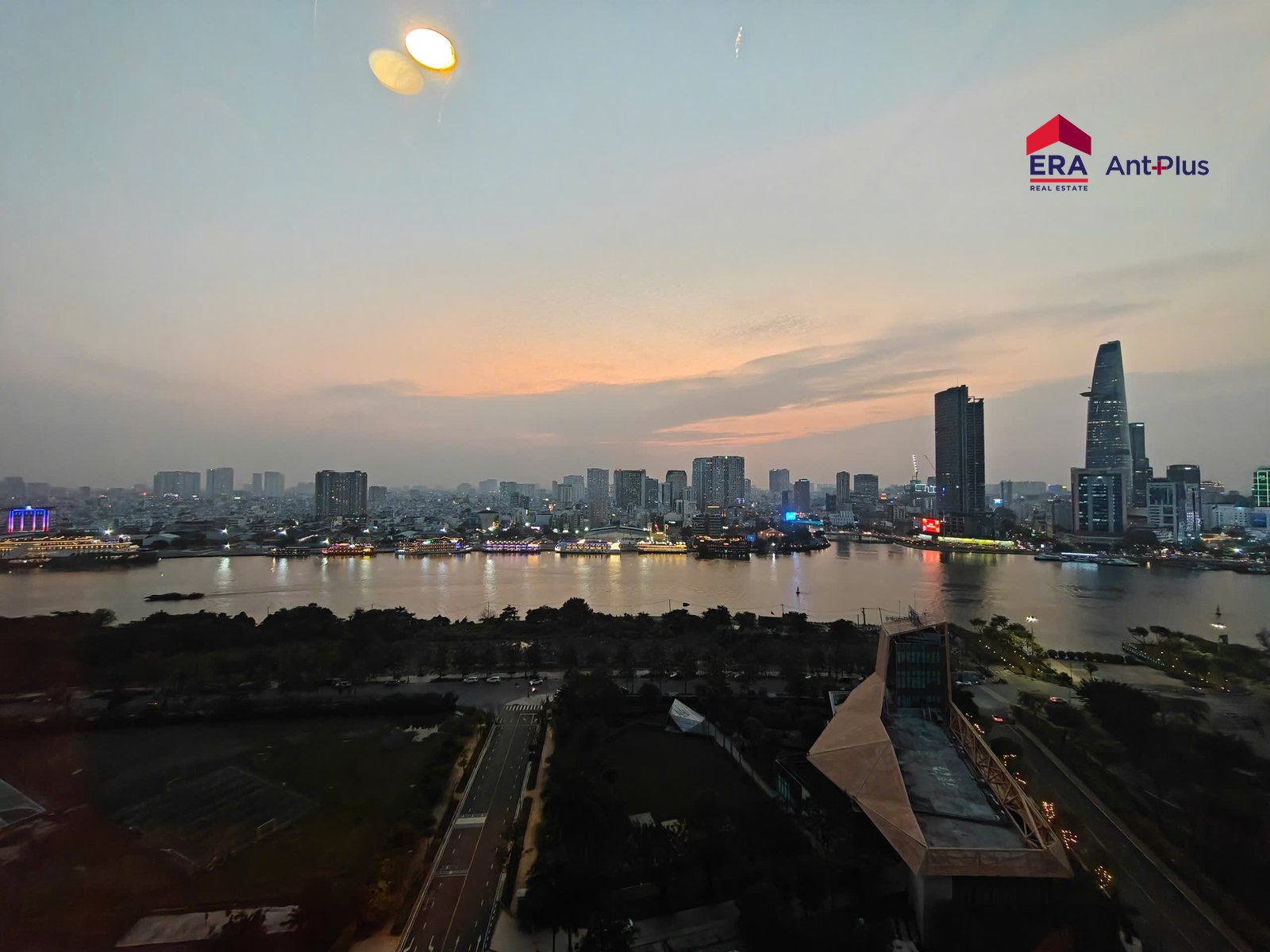 Toàn cảnh sông Sài Gòn lúc chiều tà nhìn từ căn hộ Tilia tầng 16