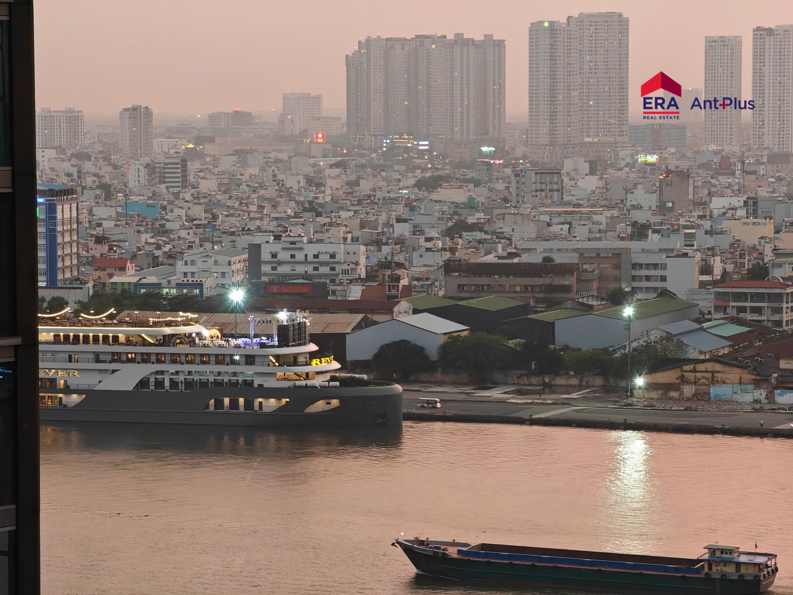 Tàu thuyền trên sông Sài Gòn nhìn từ căn hộ Tilia