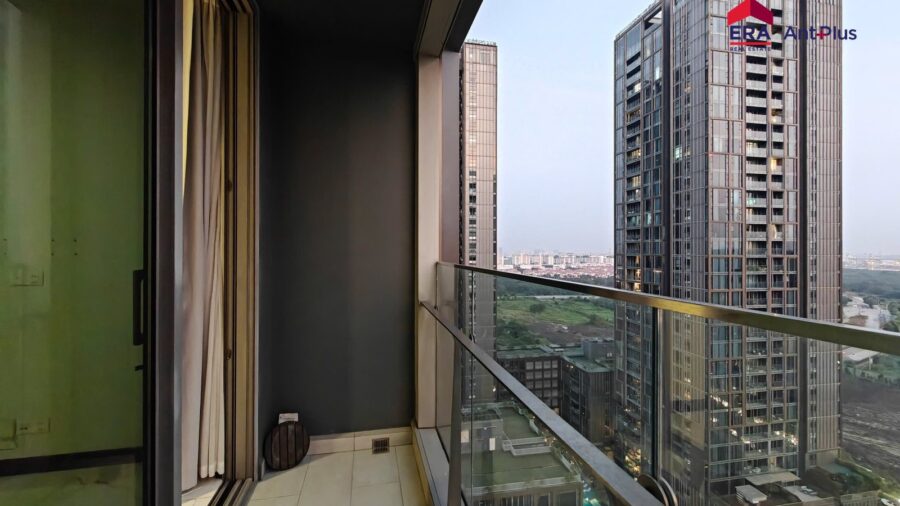 Ban công căn hộ Tilia nhìn ra tòa tháp Empire City