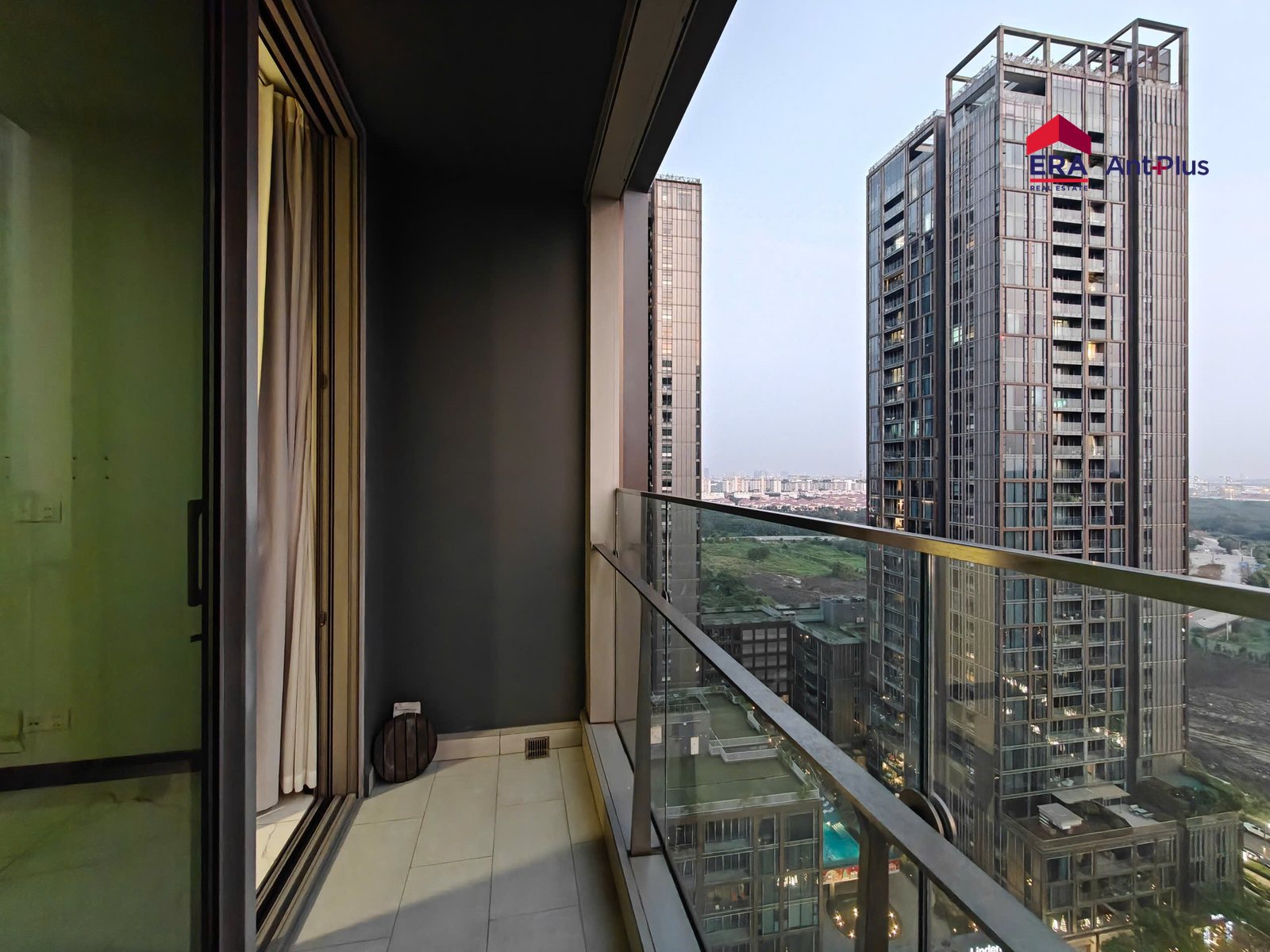 Ban công căn hộ Tilia nhìn ra tòa tháp Empire City