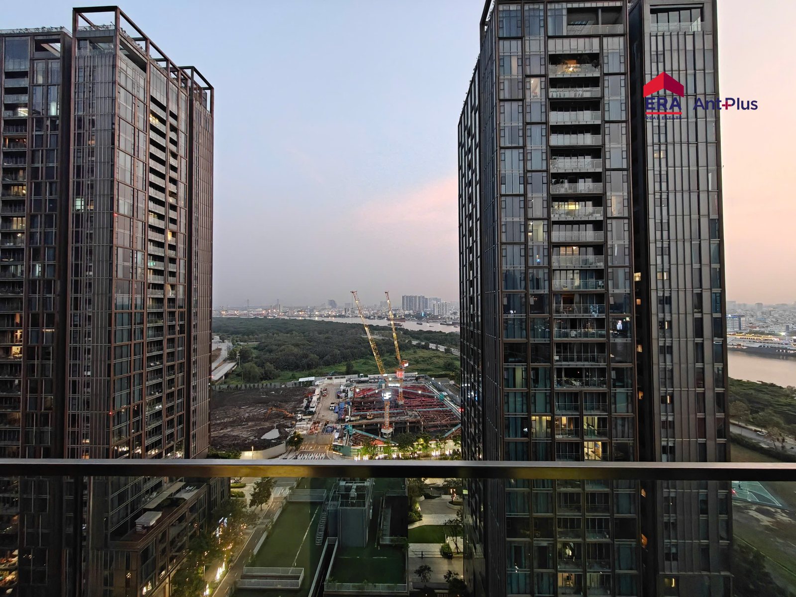 View nội khu Empire City từ ban công căn hộ Tilia
