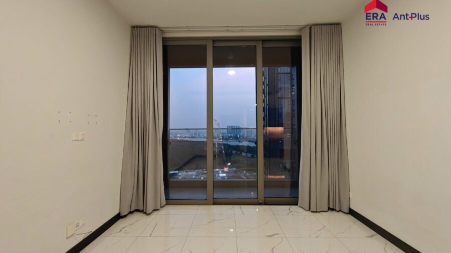 Phòng khách căn hộ Tilia với cửa kính ra ban công