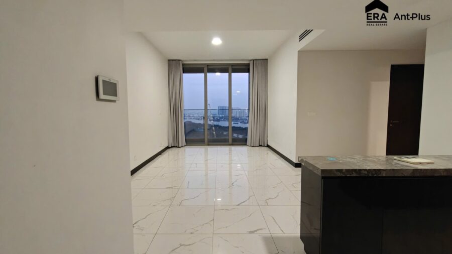 Phòng khách căn hộ Tilia với đảo bếp và cửa kính nhìn ra sông