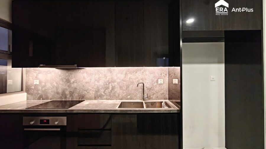 Tủ bếp đen và bếp từ căn hộ Tilia 98m2