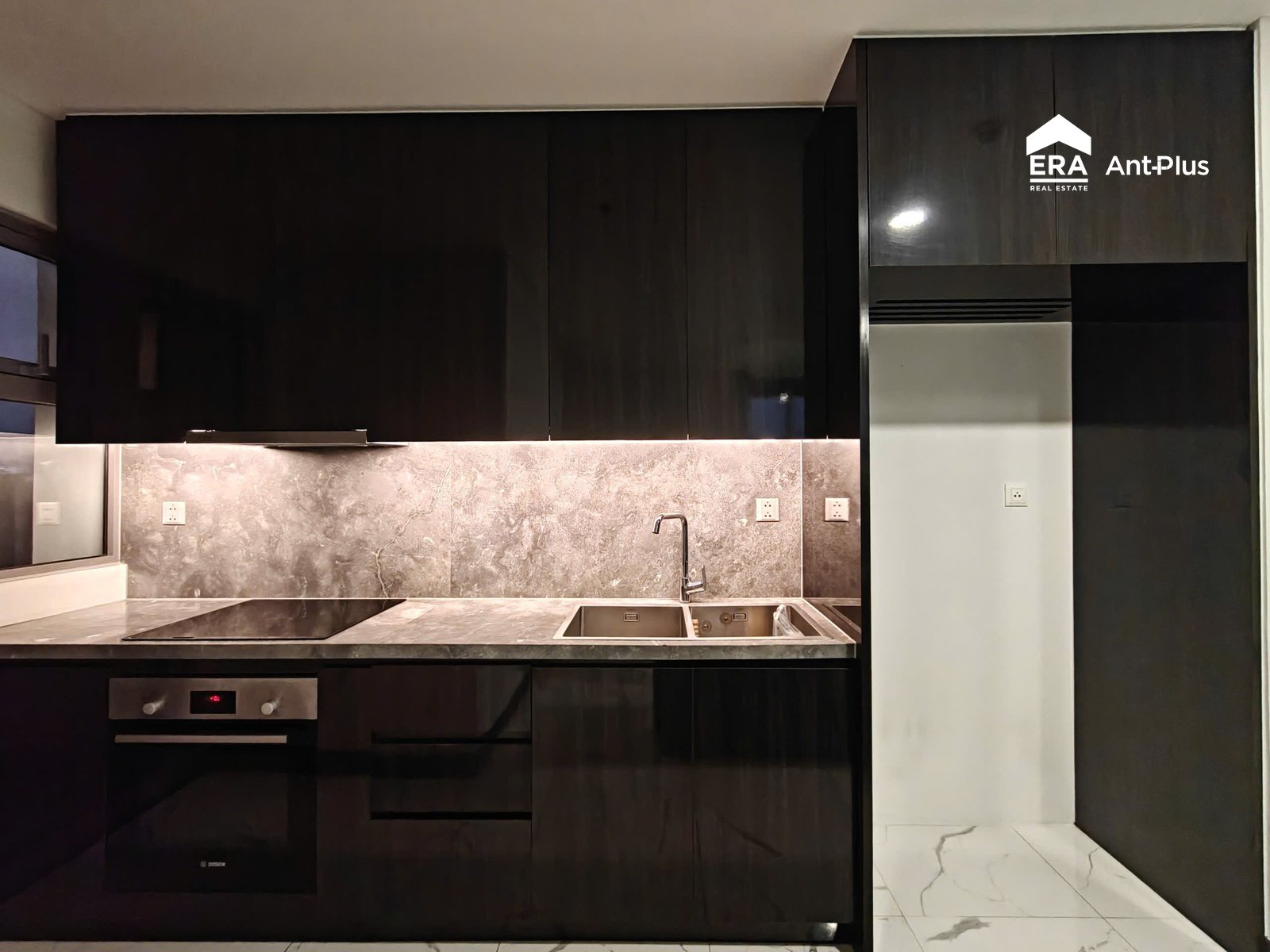 Tủ bếp đen và bếp từ căn hộ Tilia 98m2