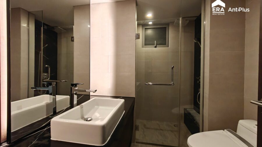 Phòng tắm căn hộ Tilia với lavabo và vách kính