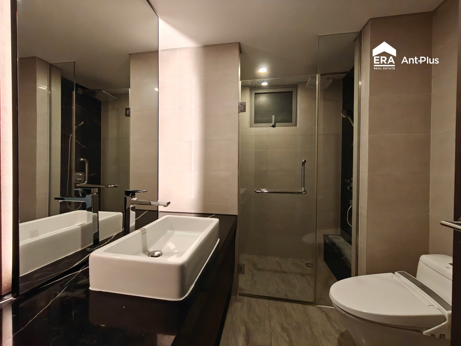 Phòng tắm căn hộ Tilia với lavabo và vách kính