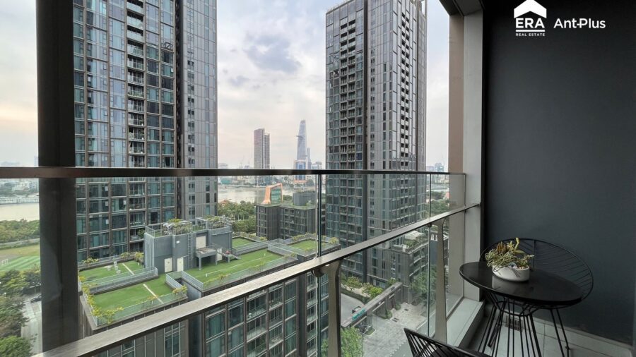 Ban công căn hộ Linden 127m2 với bàn ghế nhìn ra tòa tháp và sông