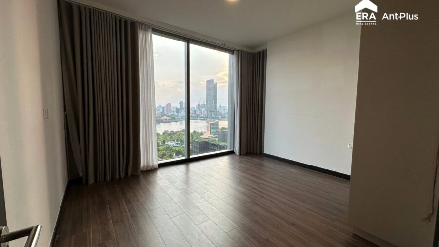 Phòng ngủ căn hộ Linden 127m2 có cửa kính lớn