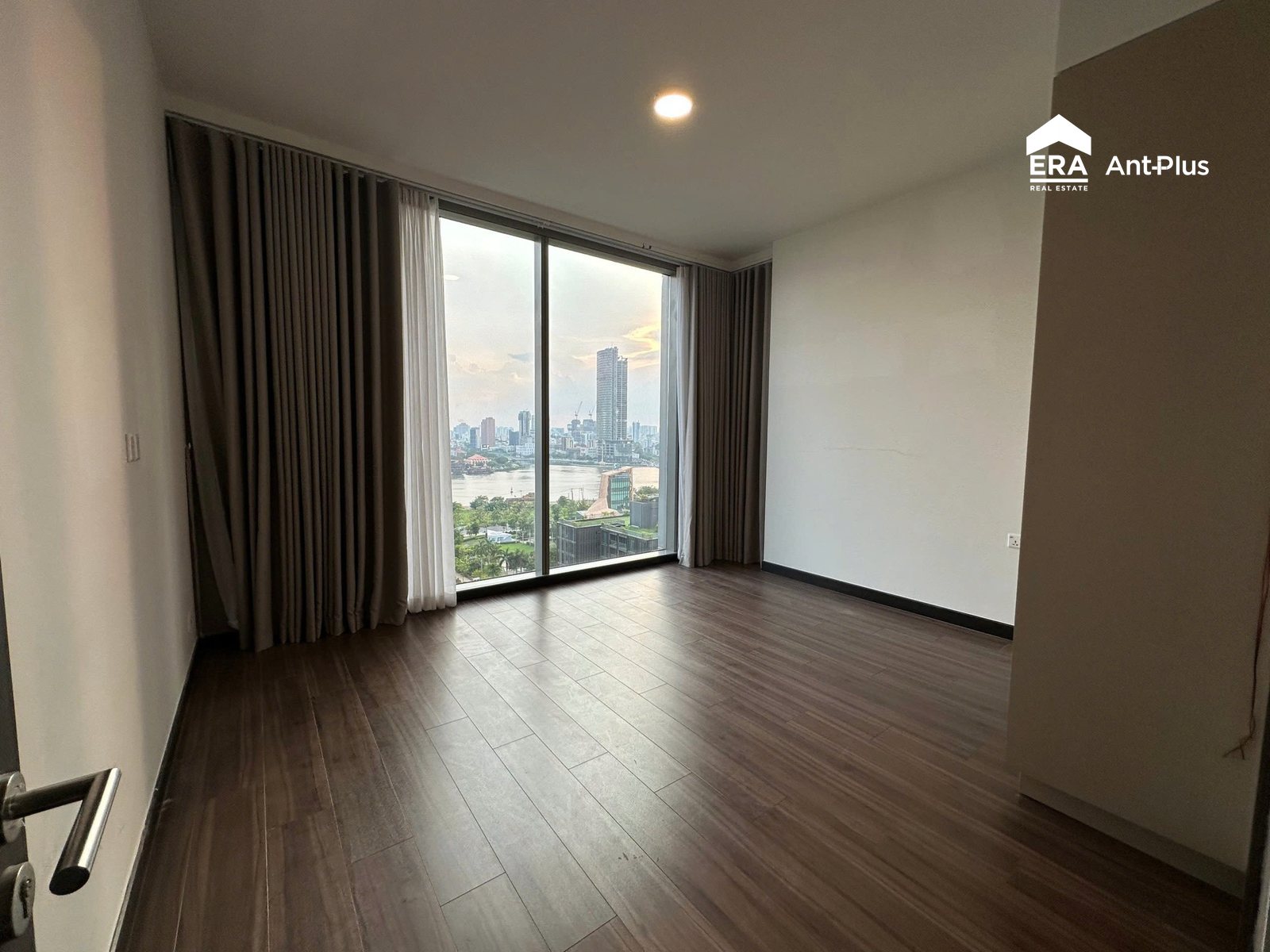 Phòng ngủ căn hộ Linden 127m2 có cửa kính lớn