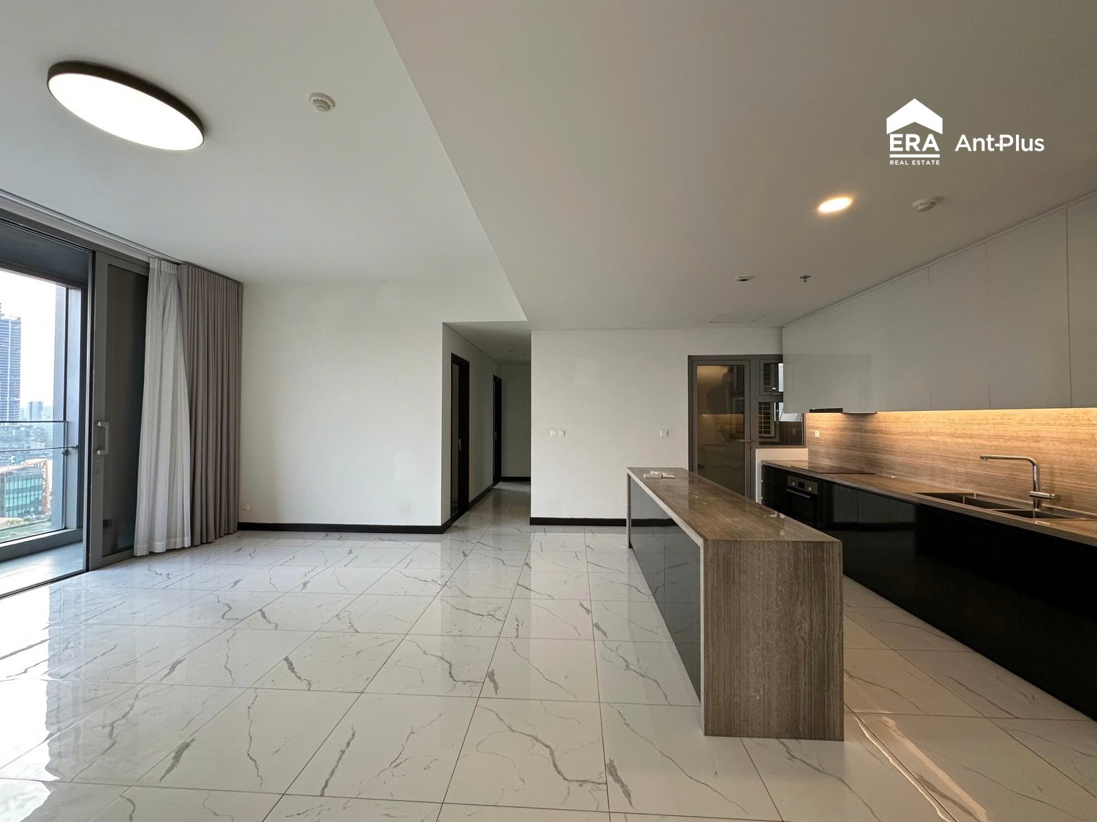 Phòng khách và đảo bếp căn hộ Linden bàn giao cơ bản
