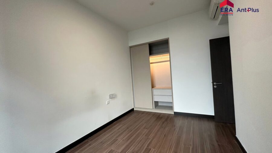 Phòng ngủ có máy lạnh và phòng tắm riêng căn hộ Linden