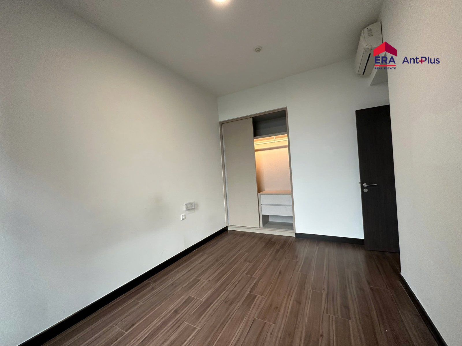Phòng ngủ có máy lạnh và phòng tắm riêng căn hộ Linden