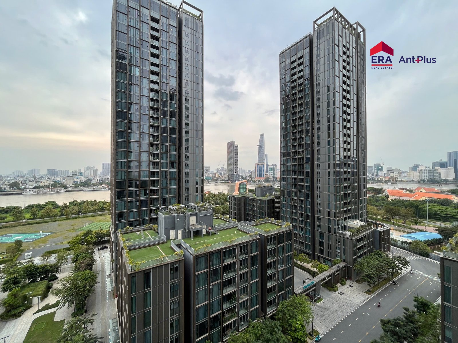 View tòa tháp Empire City và sông Sài Gòn từ căn hộ Linden tầng 12