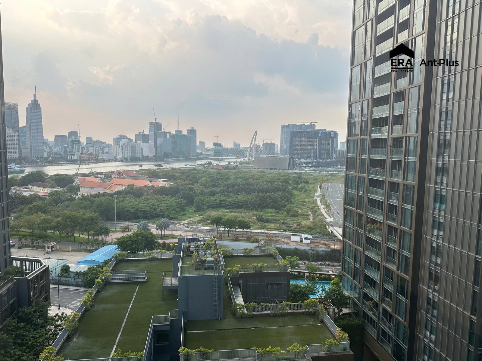 View sông Sài Gòn và skyline Quận 1 từ căn hộ Linden 127m2
