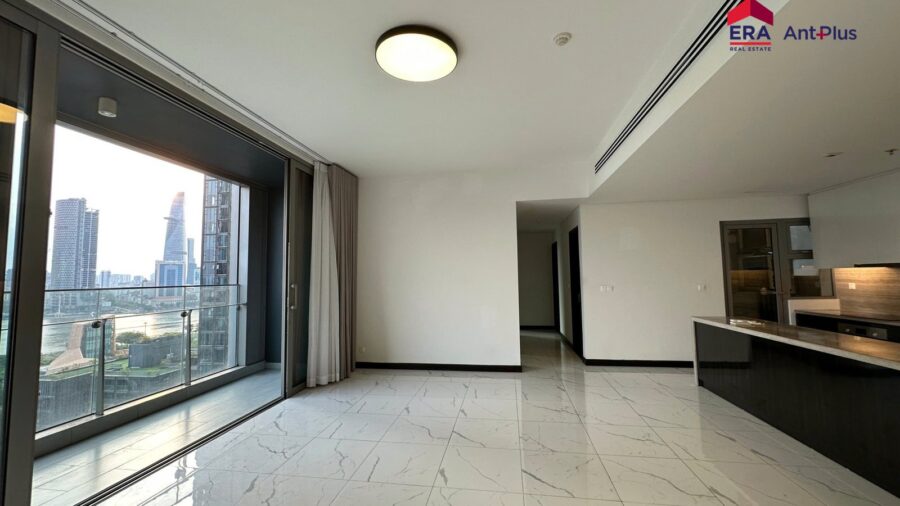Phòng khách căn hộ Linden với cửa kính nhìn ra Quận 1