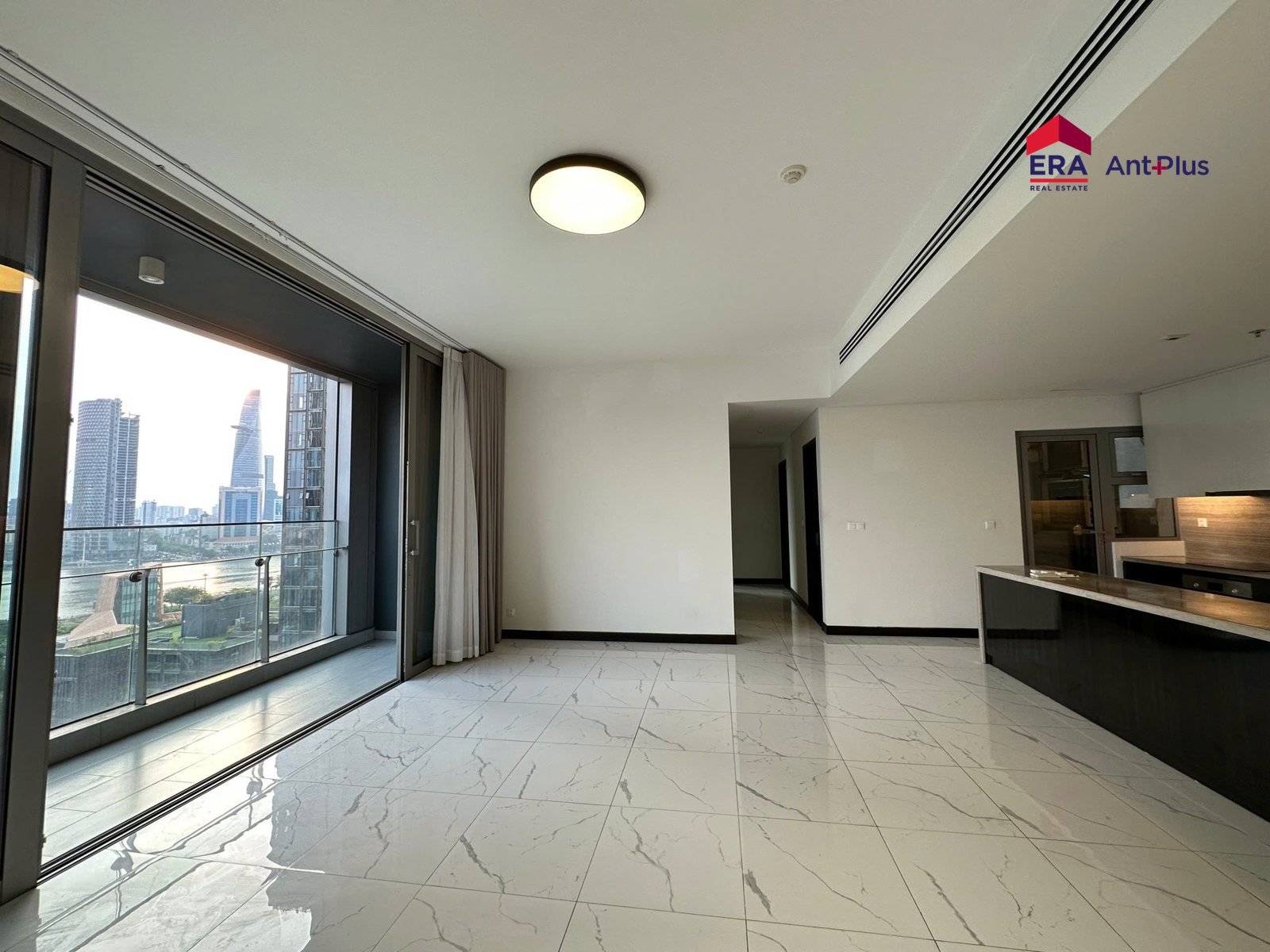 Phòng khách căn hộ Linden với cửa kính nhìn ra Quận 1