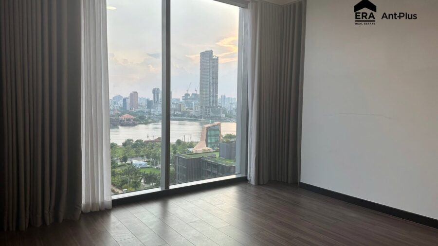 Phòng ngủ căn hộ Linden có cửa kính nhìn ra sông