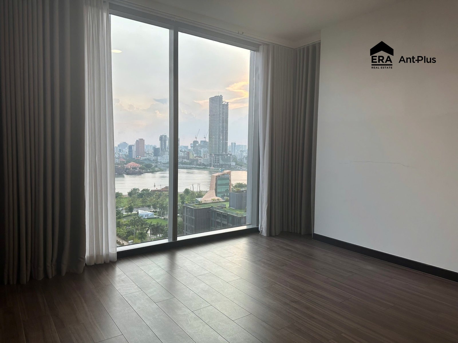 Phòng ngủ căn hộ Linden có cửa kính nhìn ra sông
