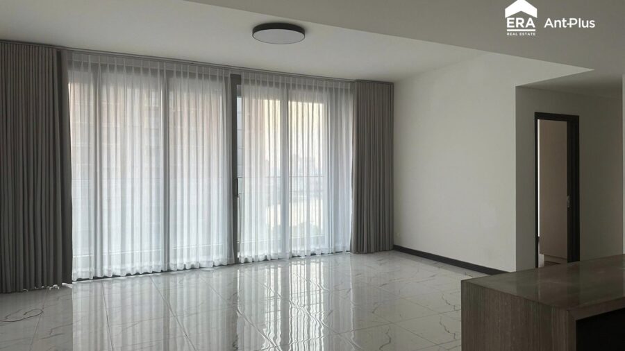 Phòng khách với rèm voan trắng căn hộ Linden 127m2