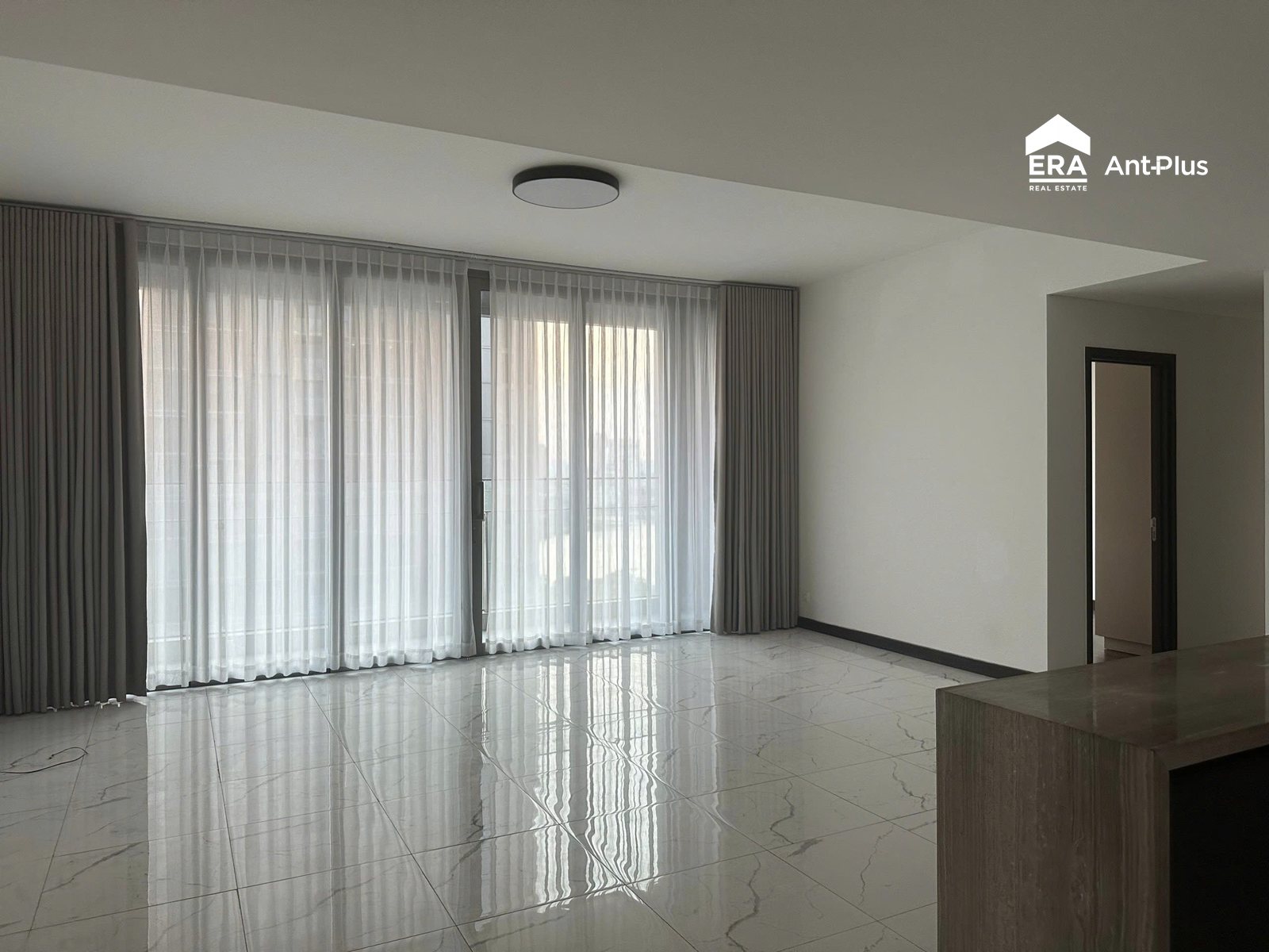 Phòng khách với rèm voan trắng căn hộ Linden 127m2