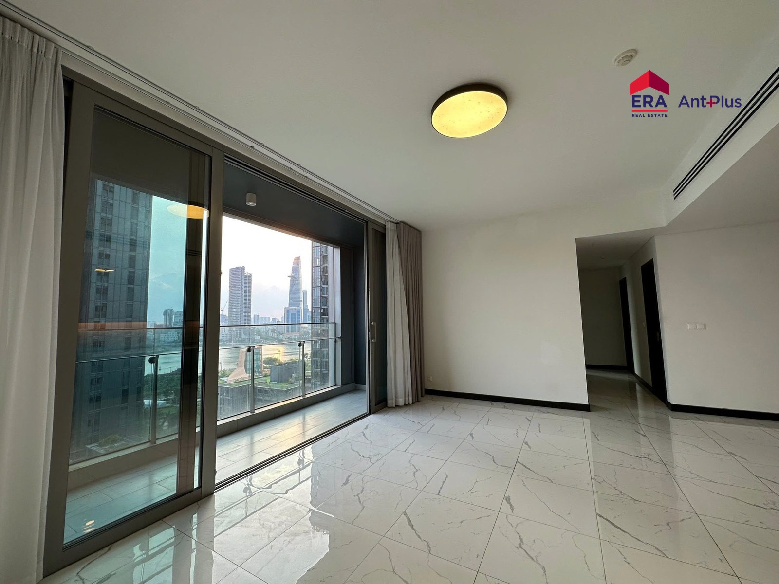 Phòng khách và cửa kính ban công căn hộ Linden T1A-12-07