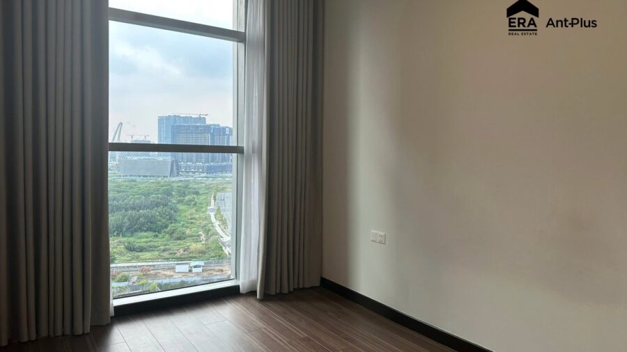 Phòng ngủ căn hộ Linden với cửa sổ nhìn ra cây xanh