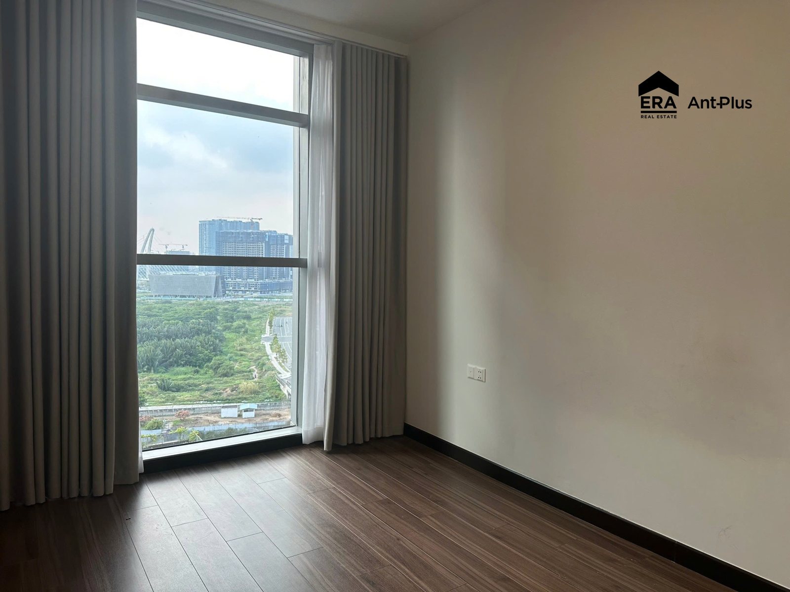 Phòng ngủ căn hộ Linden với cửa sổ nhìn ra cây xanh