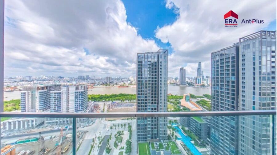 Ban công căn hộ Linden view pháo hoa nhìn ra sông Sài Gòn và Quận 1