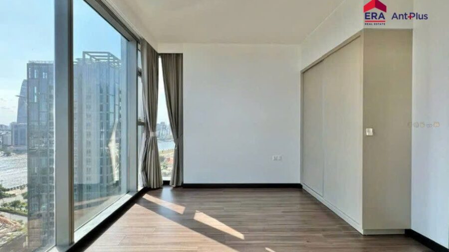 Phòng ngủ góc căn hộ Linden nhìn ra tòa tháp và sông