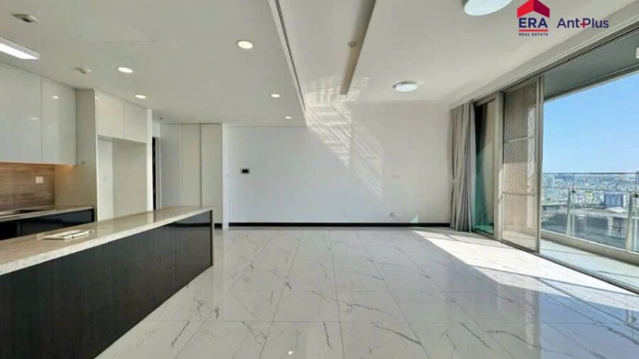 Bếp và phòng khách nhìn ra ban công căn hộ Linden