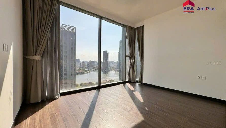 Phòng ngủ căn hộ Linden có cửa kính nhìn ra sông Sài Gòn