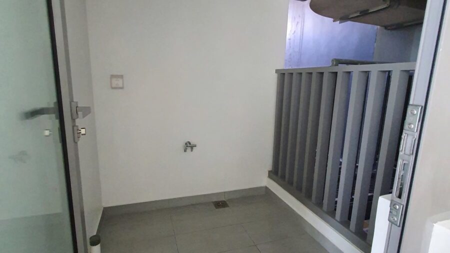 Lô gia căn hộ Linden với cửa kính và lan can