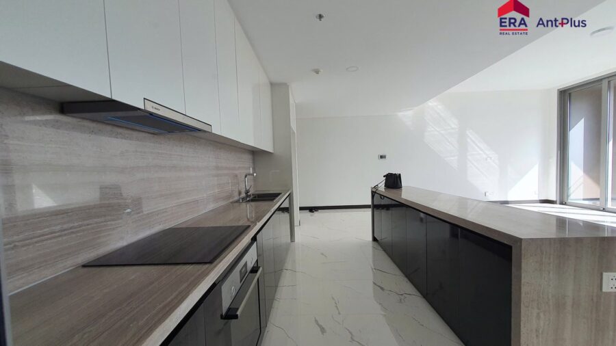 Tủ bếp trắng và đảo bếp căn hộ Linden bàn giao cơ bản