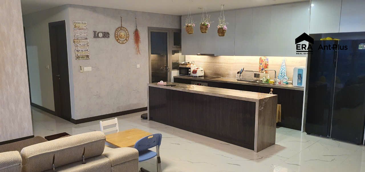 Bếp đảo và phòng khách căn hộ Linden T2A-13-07