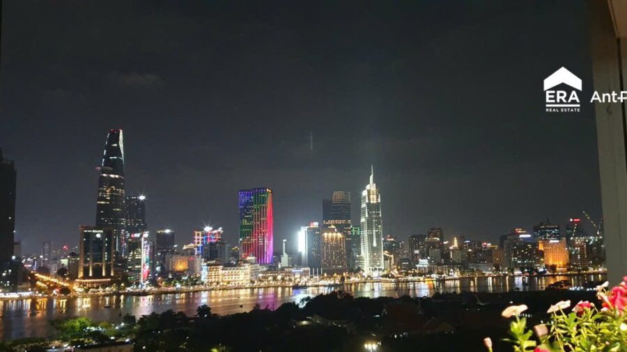 View Quận 1 về đêm bên sông Sài Gòn từ căn hộ Linden