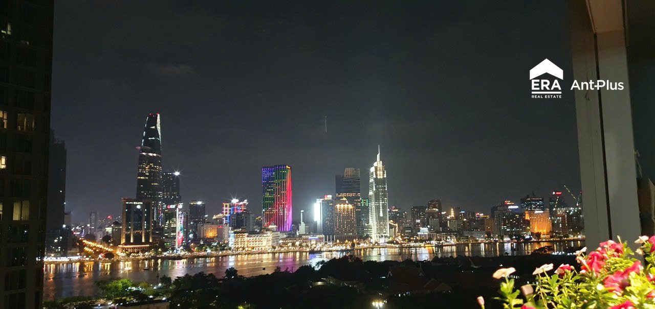 View Quận 1 về đêm bên sông Sài Gòn từ căn hộ Linden