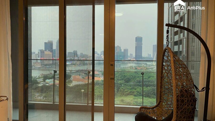 Ban công căn hộ Linden Empire City với ghế treo mây, view sông Sài Gòn và Quận 1
