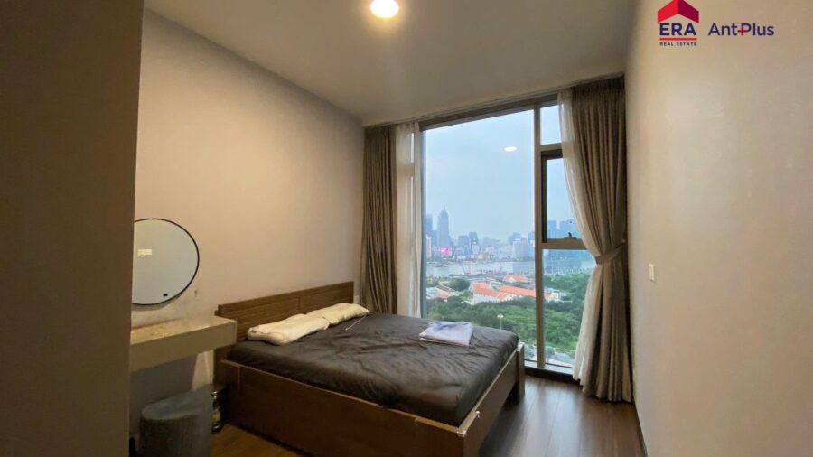 Phòng ngủ có bàn trang điểm và cửa kính lớn nhìn ra sông, căn hộ Linden
